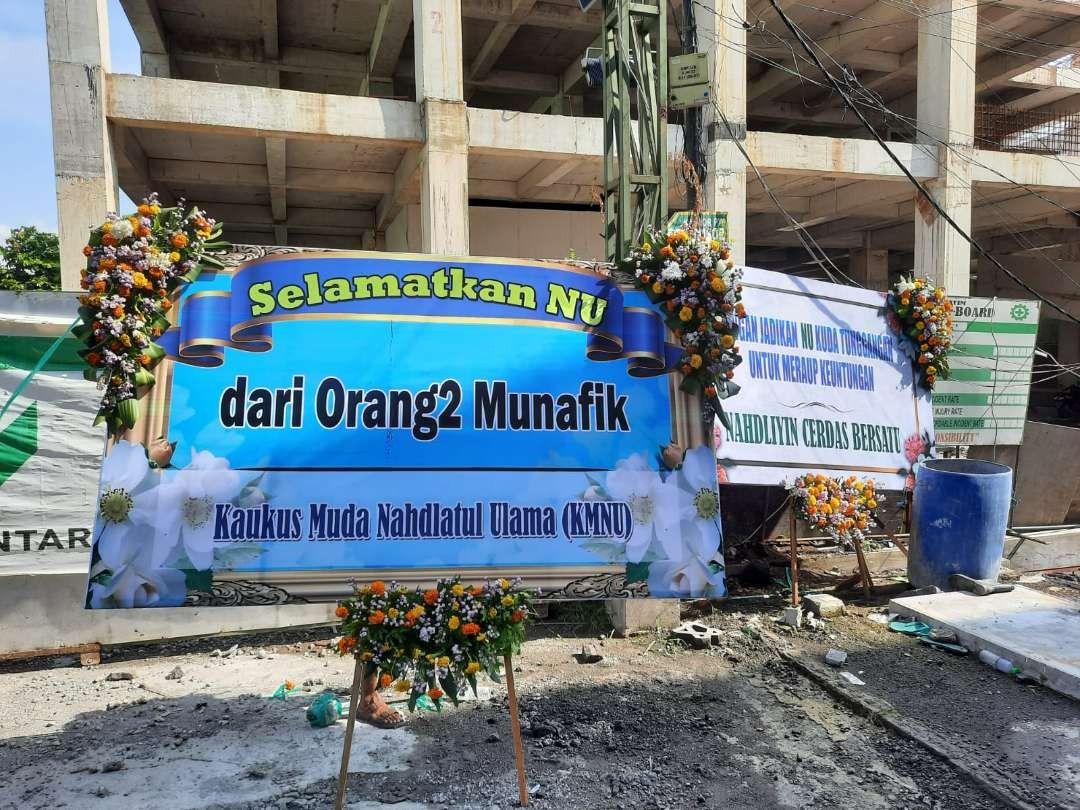 Karangan bunga yang dikirimkan ke kantor PWNU Jatim oleh simpatisan Kiai Marzuki Mustamar. (Foto: Istimewa)