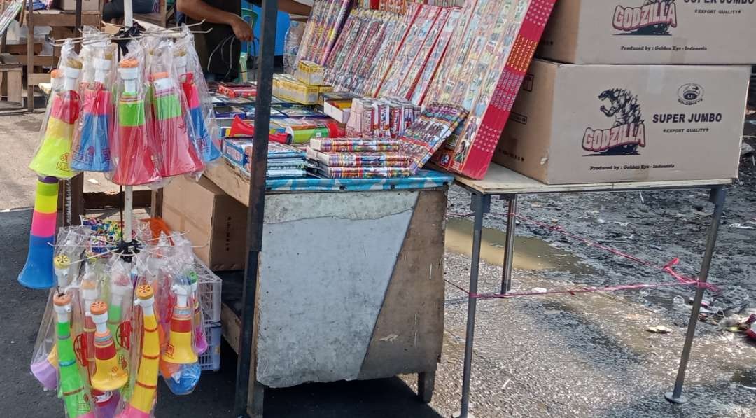 Penjual trompet plastik di Tanah Abang ini pun sepi pembeli. (Foto: Asmanu Shudarso/Ngopibareng.id)