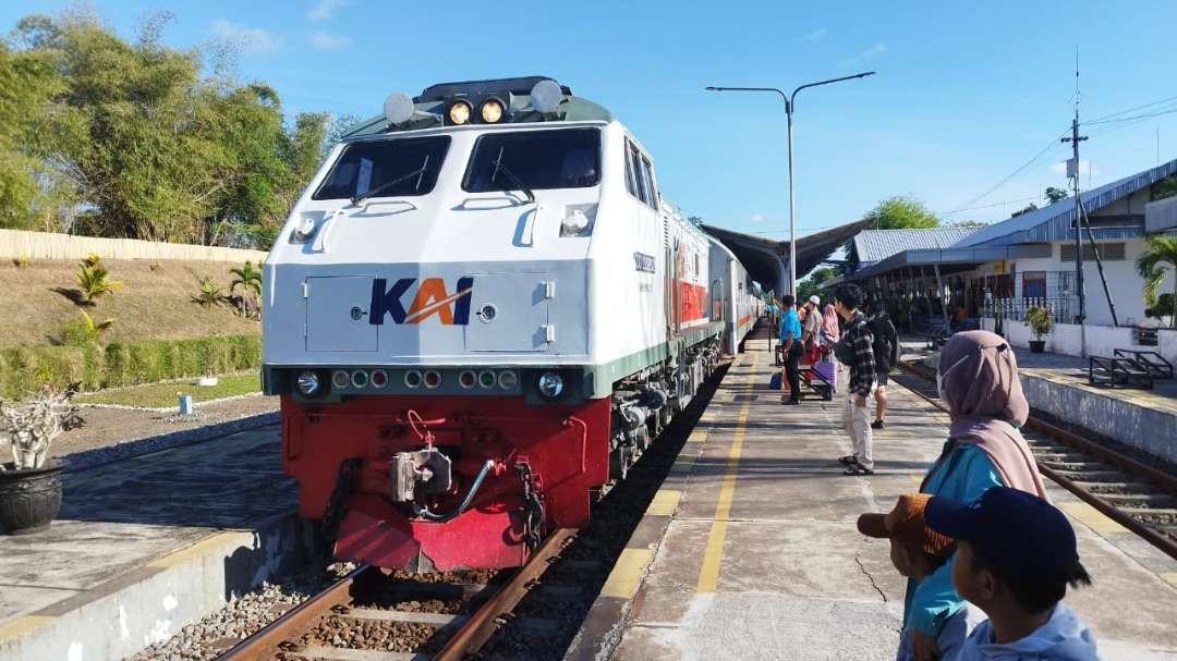 Penumpang bersiap naik ke atas kereta api di Stasiun Banyuwangi Kota (Foto: Muh Hujaini/Ngopibareng,id)