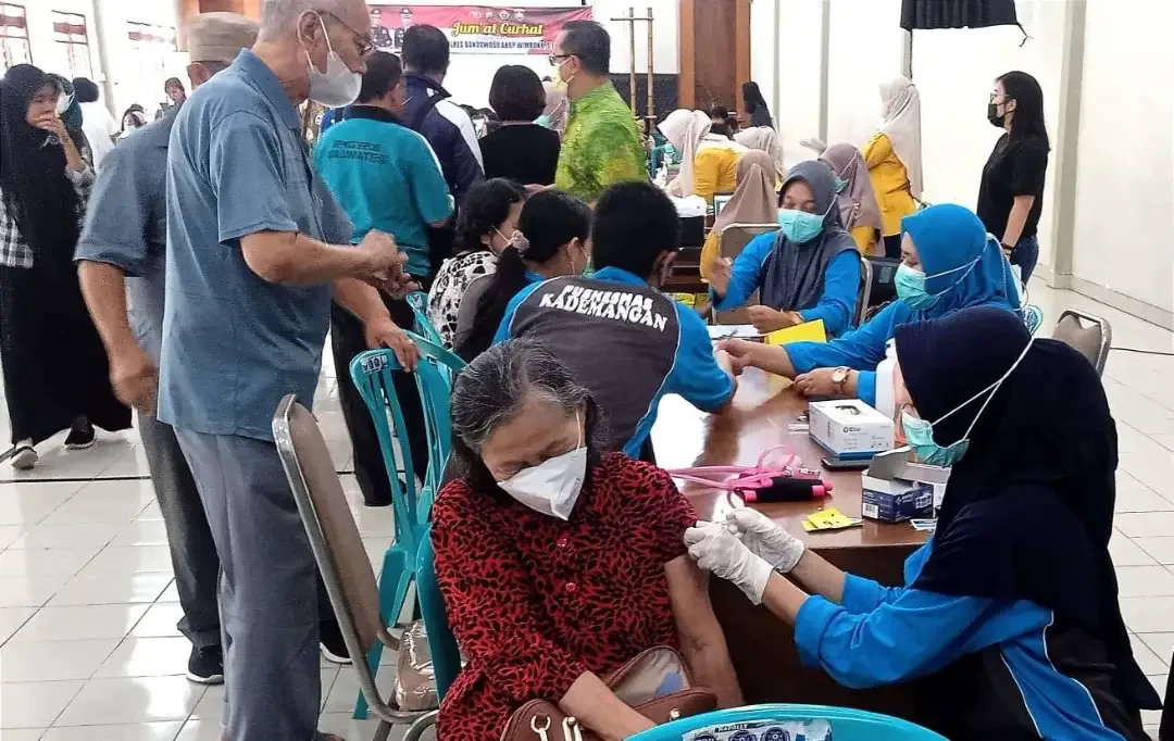 Warga lansia jemaat gereja di Bondowoso antusias disuntik vaksin Covid-19 booster dua. (Foto: Guido Saphan/Ngopibareng.id)