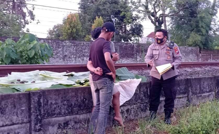 Polisi saat meminta keterangan sejumlah saksi di lokasi kejadian (Foto: Dok Polsek Kaliwates)