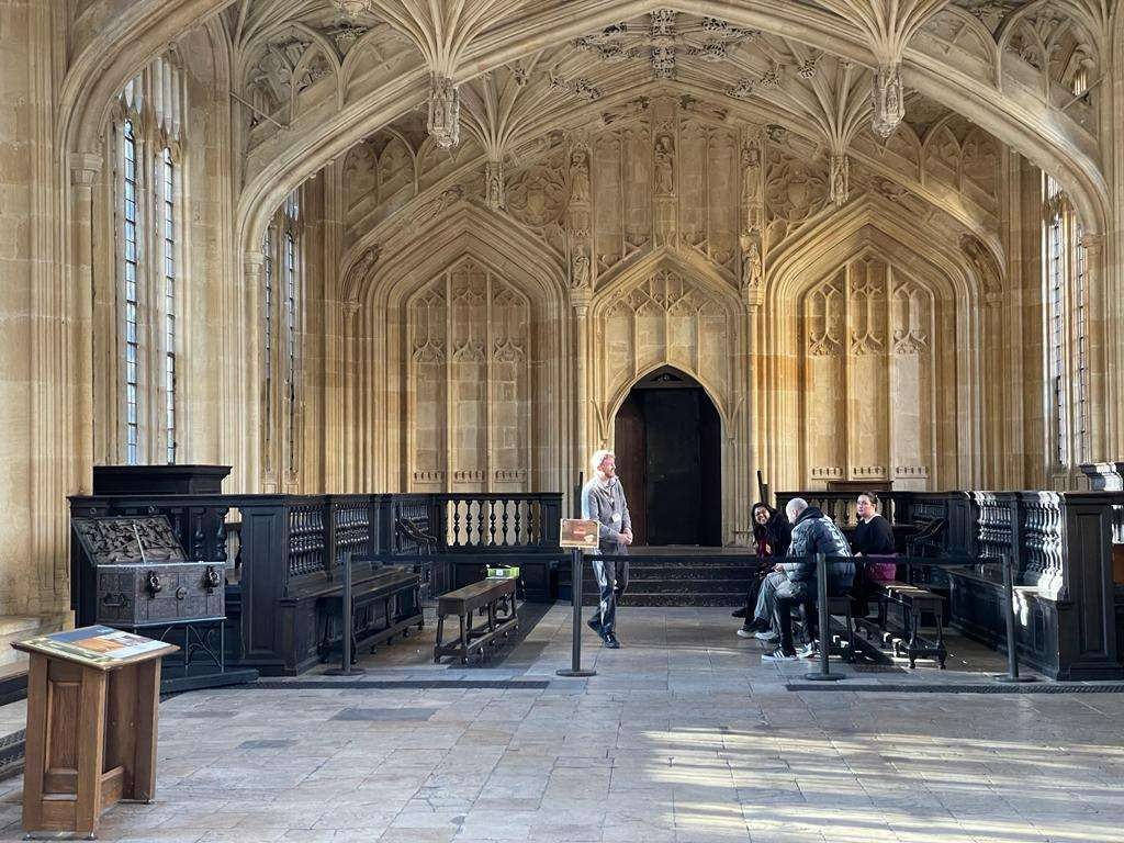Ruang uji disertasi dan tesis di Unibersitas of Oxford. (Foto: Arif Afandi/Ngopibareng.id)