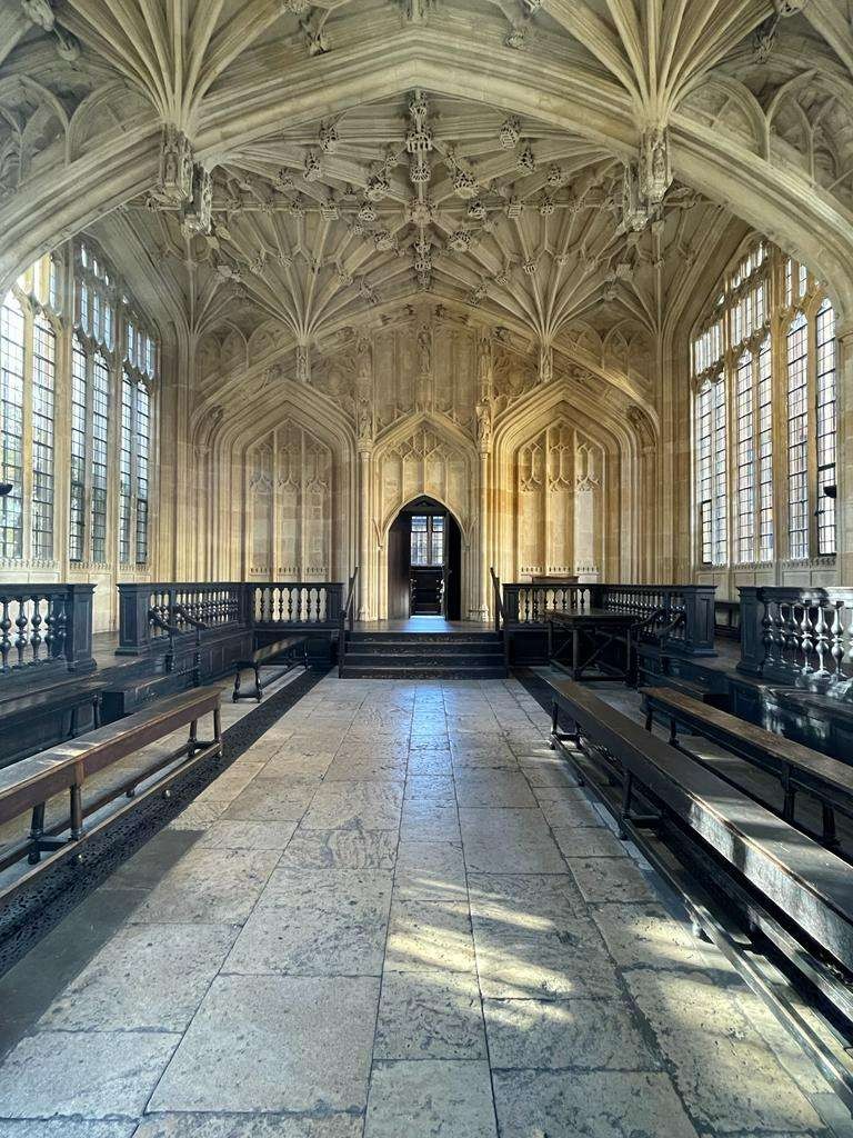 Gedung tempat awal mula tradisi ujian disertasi secara terbuka di Universitas of Oxford. (Foto: Arif Afandi/Ngopibareng.id)