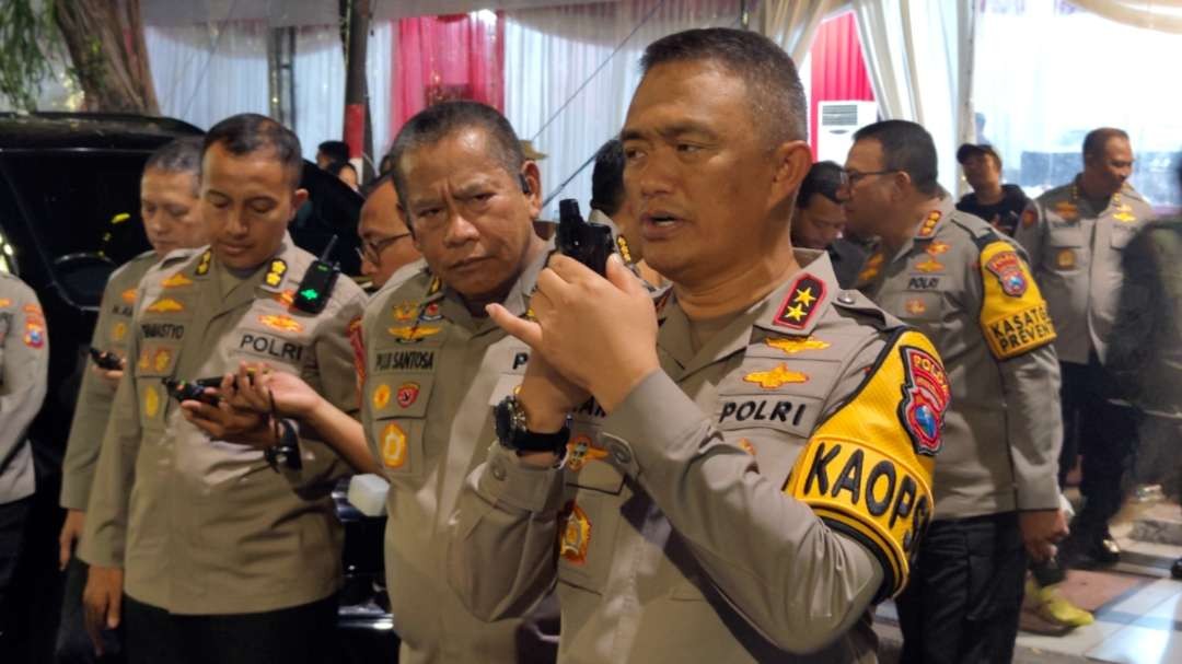 Kapolda Jatim, Irjen Pol Imam Sugianto saat memantau perayaan tahun baru di Surabaya. (Foto: Fariz Yarbo/Ngopibareng.id)