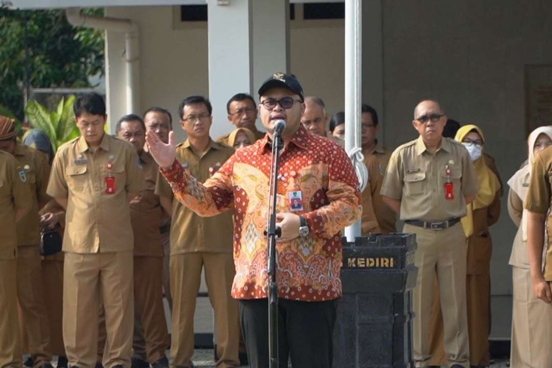 Bupati Kediri Hanindhito Himawan Pramana memimpin apel di lapangan belakang Kantor Pemerintah Kabupaten Kediri. (Foto: Istimewa)