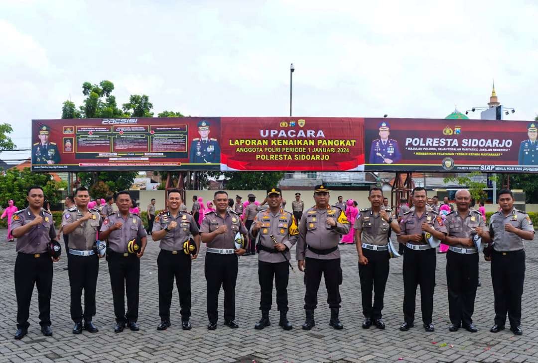 Jajaran Polresta Sidoarjo foto bersama usai upacara kenaikan pangkat (Foto :Aini/Ngopibareng.id)