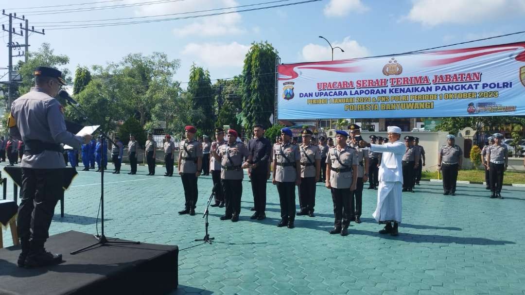 Para pejabat baru mengucapkan sumpah jabatan di bawah pimpinan Kapolresta Banyuwangi Kombespol Deddy Foury Millewa (Foto: Muh Hujaini/Ngopibareng.id)