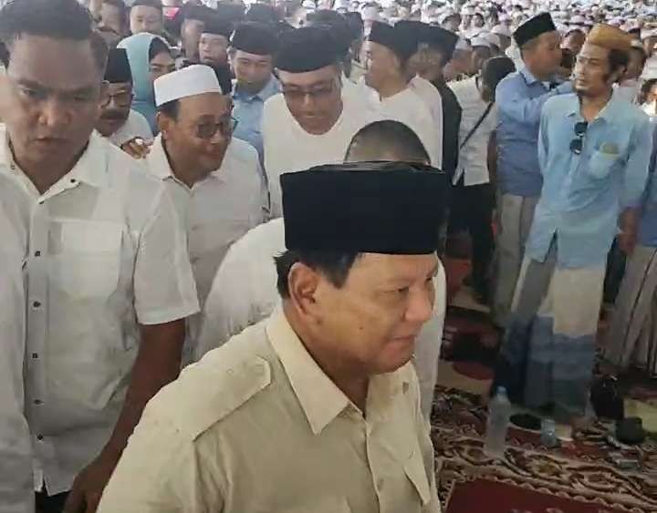 Capres Prabowo Subianto saat tiba di Pesantren Zainul Hasan, Genggong, Kabupaten Probolinggo. (Foto: Ikhsan Mahmudi/Ngopibareng.id)