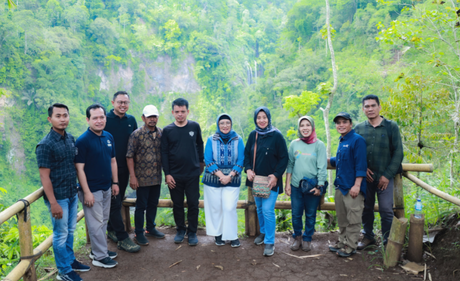 Pj. Bupati Lumajang Indah Wahyuni (Yuyun) berkunjung ke dua destinasi luar biasa di Lumajang, yakni Goa Tetes dan Air Terjun Tumpak Sewu. (Foto: Kominfo Lumajang)