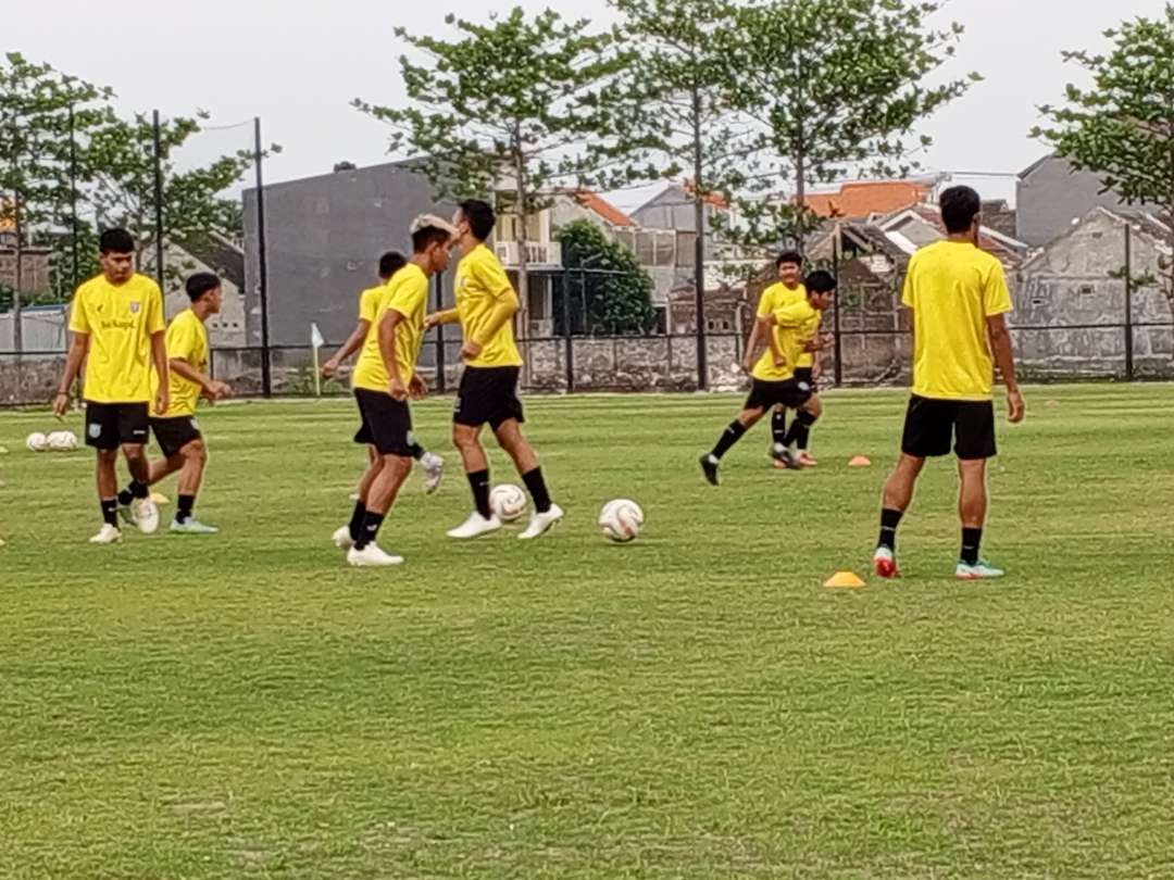 Persela Lamongan pertama kali mencoba memanfaatkan training ground Lapangan Gajah Mada, Lamongan (Foto: Imron Rosidi/ngopibareng.id)