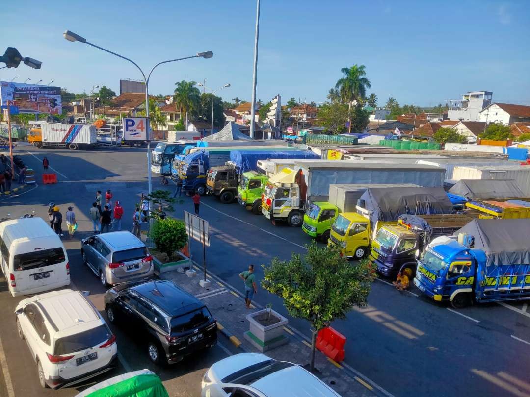 Situasi di area parkir Pelabuhan Ketapang, Banyuwangi (foto: istimewa)