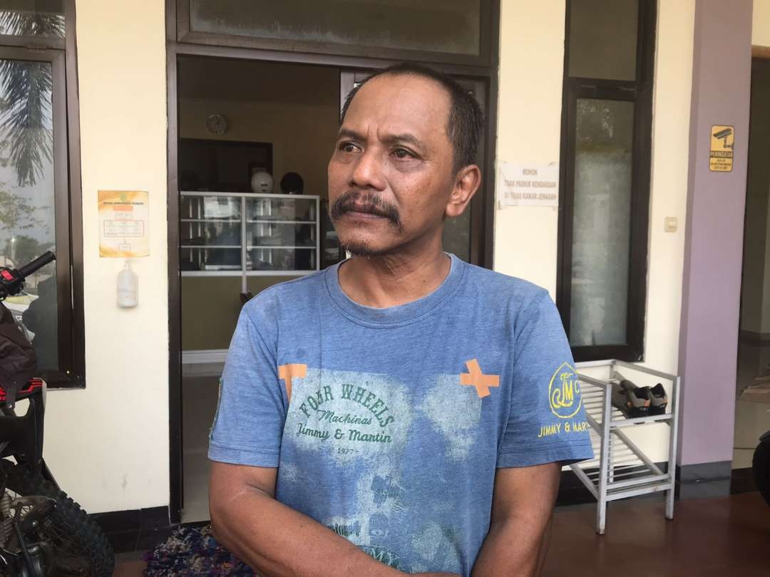 Kakak korban, Joko Sutrisno, mengingat karakter adiknya, korban pembunuhan di Blitar. (Foto: Choirul Anam/Ngopibareng.id)