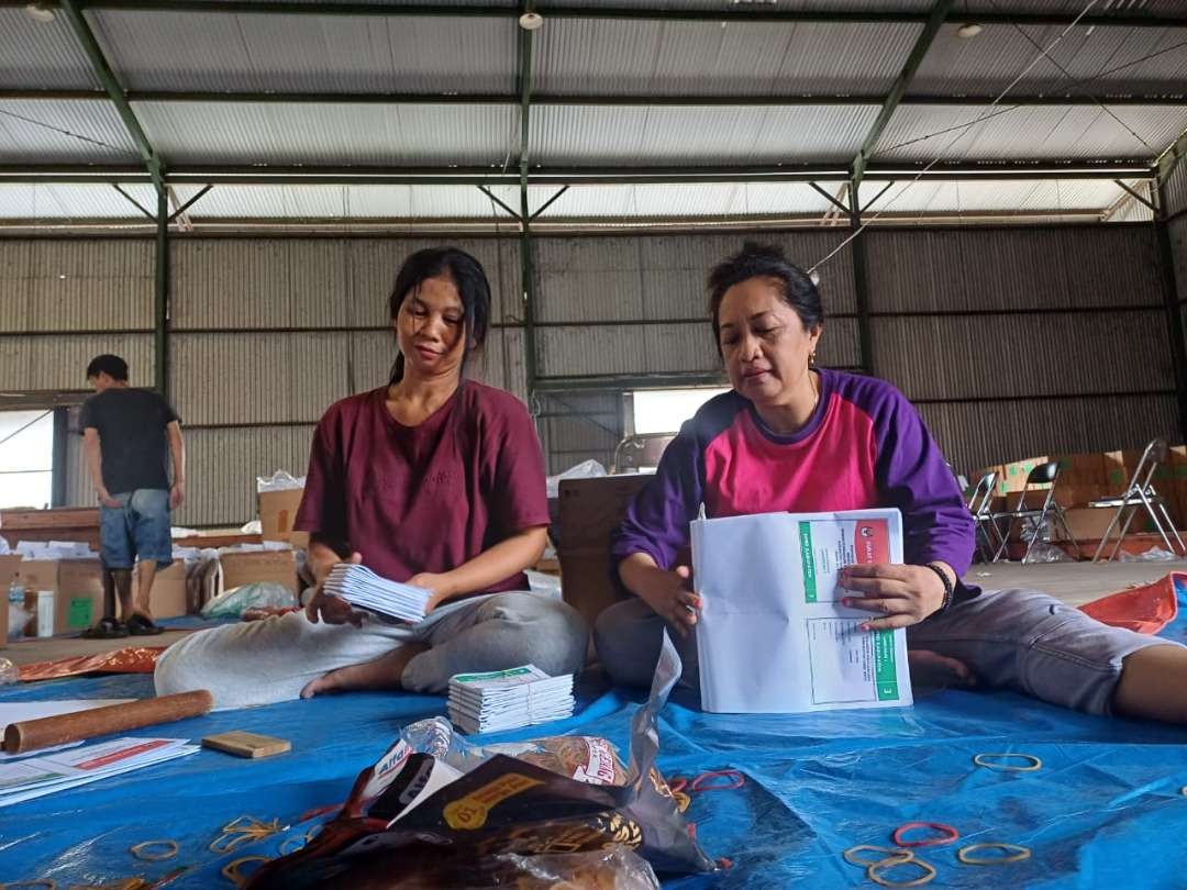 Suasana pelaksanaan sortir dan pelipatan surat suara Pemilu 2024 oleh KPU Lamongan.  (Foto: Imron Rosidi/ngopibareng.id)