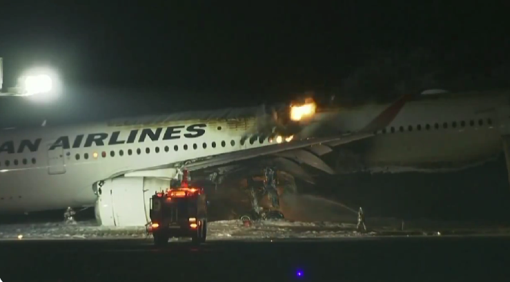 Pesawat Japan Airlines bertabrakan dengan pesawat milik tim SAR Jepang, di Bandara Haneda Tokyo, Selasa 2 Januari 2024. (Foto: Twitter)