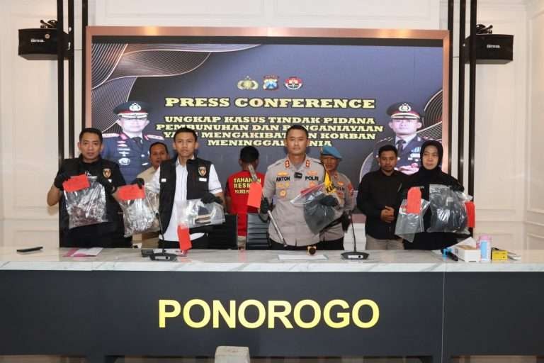 Kapolres Ponorogo AKBP Anton Prasetyo  saat jumpa pers di Mapolres Ponorogo pada Selasa 2 Januari 2024. (Foto: dok polres ponorogo)