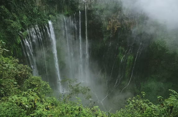 Wisata alam Air Terjun Tumpak Sewu di Kecamatan Pronojiwo, Kabupaten Lumajang, digemari wisatawan baik domestik pun asing. (Foto: Unsplash)