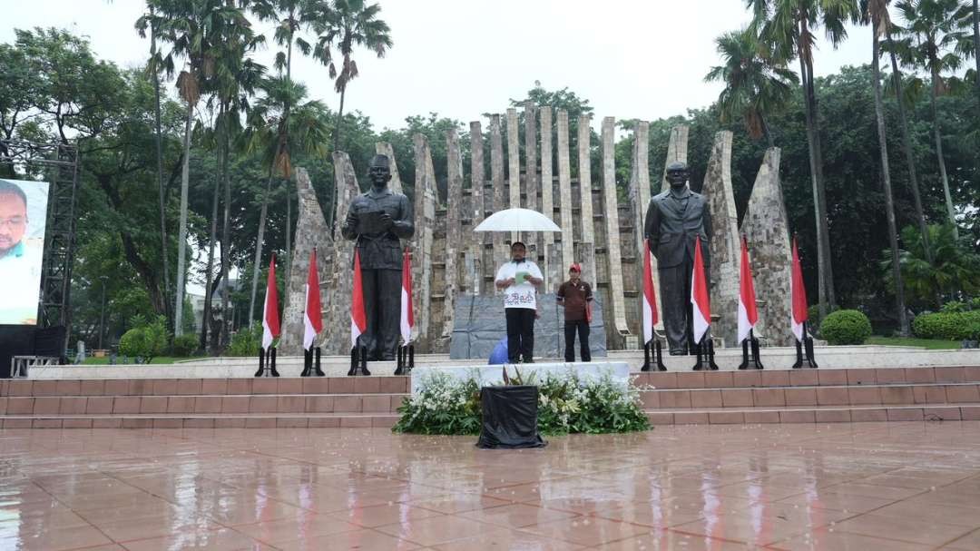 Menteri Agama Yaqut Cholil Qoumas memimpin Apel Hari Amal Bhakti (HAB) di bawah guyuran hujan, Rabu 3 Januari 2024. (Foto: Humas Kemenag)