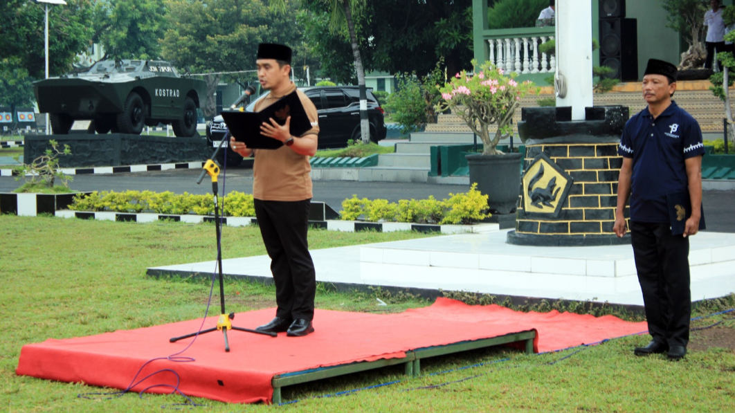 Wakil Walikota Pasuruan Adi Wibowo (Mas Adi) yang bertindak sebagai inspektur apel di peringatan Hari Amal Bhakti 2024 ini. (Foto: Pemkot Pasuruan)