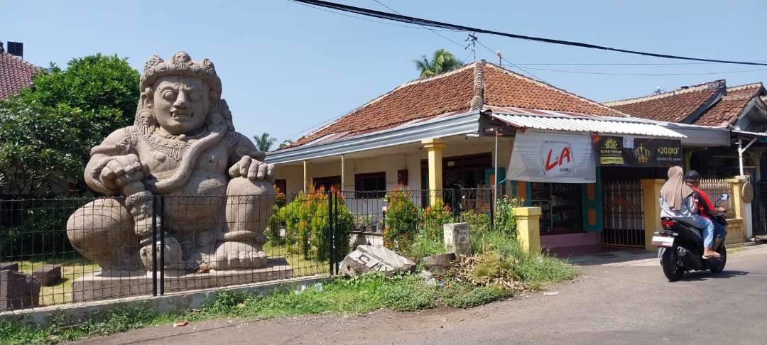 Arca dwarapala raksasa di dekat Candi Singasari Malang. Arca dwarapala terbesar di Indonesia. (Foto: Dyah Ayu Pitaloka/Ngopibareng.id)