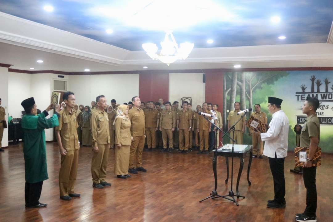 Walikota Pasuruan Saifullah Yusuf (Gus Ipul) melantik dua pejabat pimpinan tinggi pratama di lingkungan Pemerintah Kota Pasuruan. (Foto: Pemkot Pasuruan)