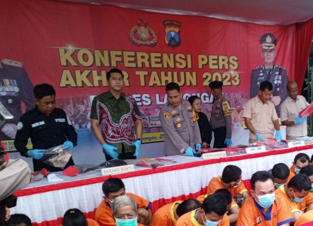 Wakapolres Lamongan Kompol Akay Fahli saat konferensi pers akhir tahun menyebutkan curanmor tertinggi tindak pidana selama tahun 2023 (Foto :Imron Rosidi/ngopibareng.id)