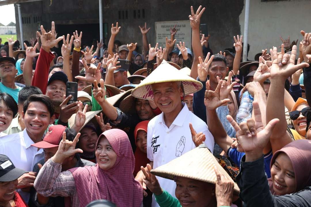 Capres 2024 Ganjar Pranowo berswafoto bersama ribuan petani di Demak. (Foto: Tim Media Ganjar)di