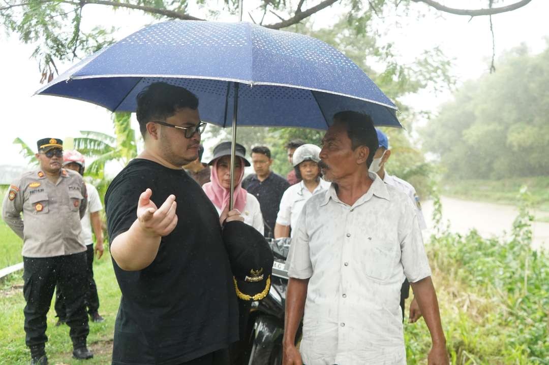 Bupati Kediri Mas Dhito cek aliran sungai di Kunjang dalam kondisi hujan. (Foto: Istimewa)