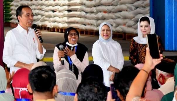 Selain melakukan peletakan batu pertama pembangunan Kampus II Universitas Muhammaditah Purwokerto juga mengunjungi gudang Bulog Cilacap ( foto-; Setpres)