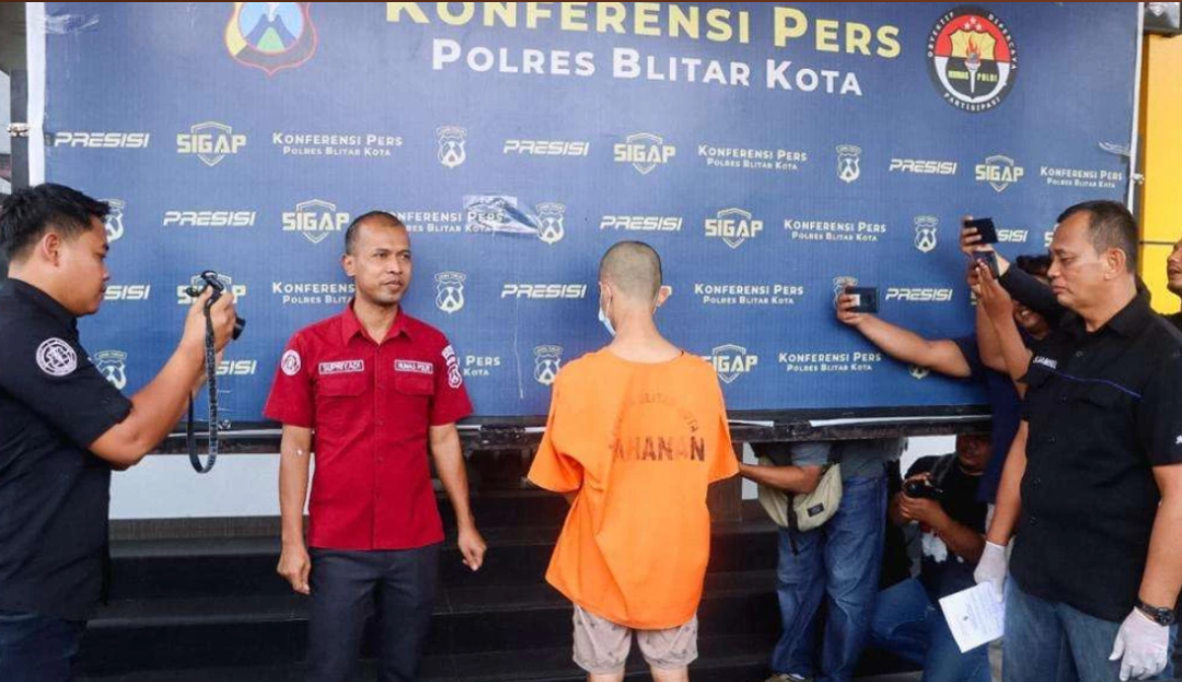 Polisi di Kota Blitar menangkap Azza Farhadinata alias AF, 21 tahun, warga Kecamatan Ngadiluwih, Kabupaten Kediri, pada Selasa 2 Januari 2024. Ia diduga membunuh dua perempuan di Blitar. (Foto: Choirul Anam/ngopibareng.id)