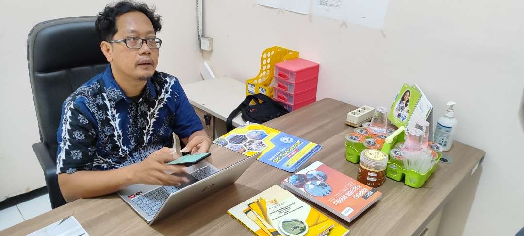 Hartono, Koordinator Divisi Hukum, Pencegahan, Parmas dan Humas Bawaslu Kota Kediri menyebut pasangan suami istri tak boleh jadi pengawas TPS. (Foto: Fendhy Plesmana?Ngopibareng.id)