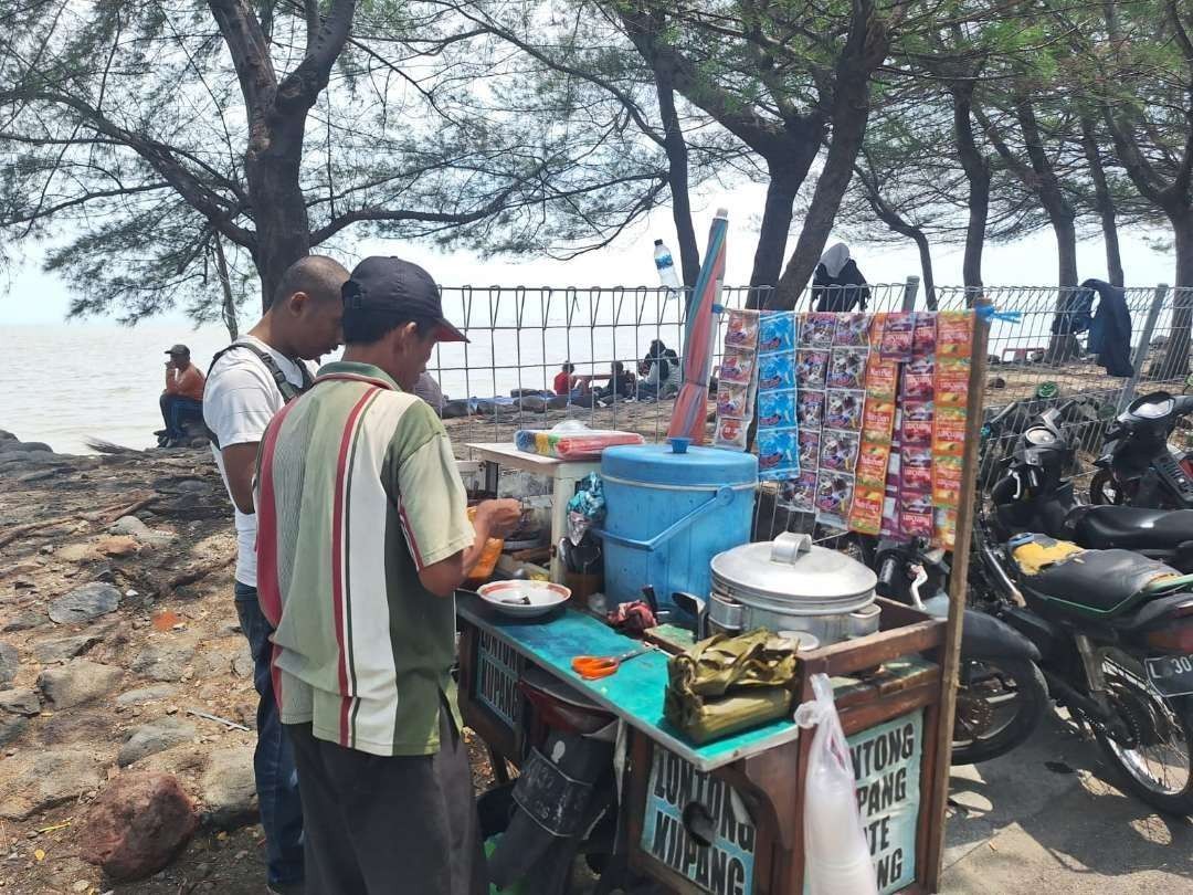 Ilustrasi pedagang di tepi pantai Watu-Watu Kenjeran yang belum mau ditertibkan di SIB. (Foto: Julianus/Ngopibareng.id)