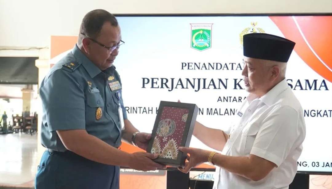 Bupati Malang, Sanusi, saat menerima secara simbolis hibah aset tanah seluas 5.142 meter persegi dari Kepala Dinas Fasilitas Pangkalan TNI AL Laksamana Pertama TNI Eko Sunarjanto di Pringgitan Pendopo Agung Kabupaten Malang, Kota Malang, Rabu, 3 Januari 2023. (Foto: Moh Badar Risqullah/Ngopibareng.id)