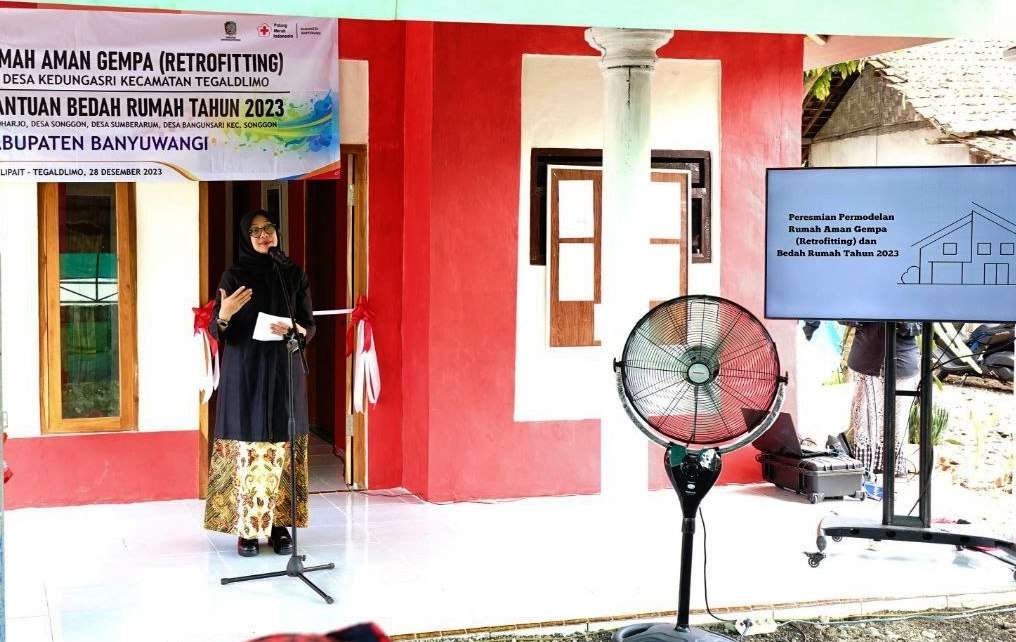 Bupati Banyuwangi Ipuk Fiestiandani saat meresmikan rumah tahan gempa di Tegaldlimo (Foto: Humas Pemkab Banyuwangi)