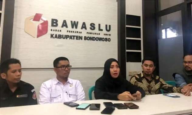 Ketua Bawaslu Bondowoso, Nani Agustina didampingi empat Komisioner Bawaslu menjelaskan kasus perusakan kantor PPS Desa Tegaljati, Kecamatan Sumberwringin. (Foto: Dokumen Bawaslu Bondowoso)