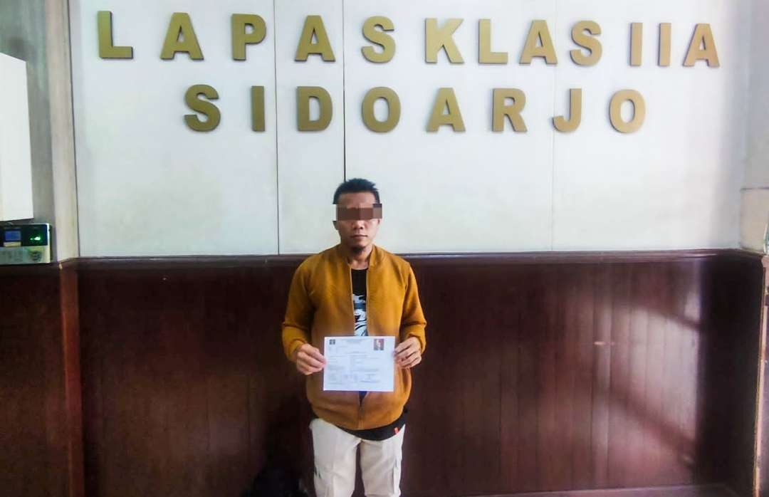 Napiter berinisial S, bebas dari Lapas Sidoarjo (Foto: Aini/Ngopibareng.id)