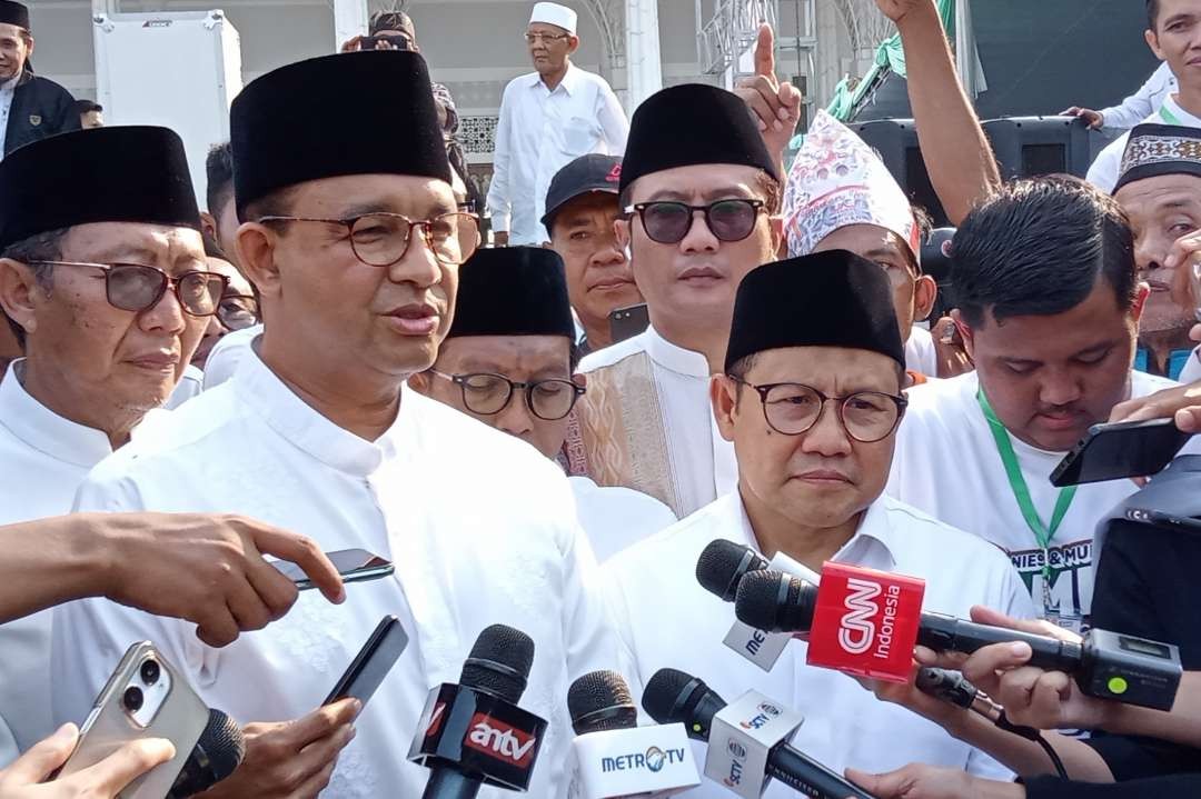 Konferensi pers pasangan capres-cawapres Anies Baswedan-Muhaimin Iskandar usai menghadiri halaqah dan dialog kebangsaan di ponpes Bahrul Huda Tuban, Jawa Timur. (Foto: Khoirul Huda/Ngopibareng.id)