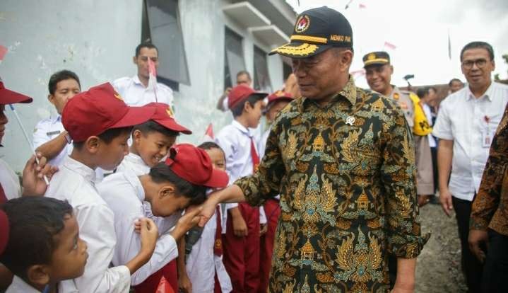 Menko Muhadjir saat mengunjungi Desa Duren, Banjarnegara, Jawa Tengah sebagai salah satu desa yang terdampak kekeringan akibat El Nino, Rabu 3 Januari 2024. (Foto: Kemenko PMK)