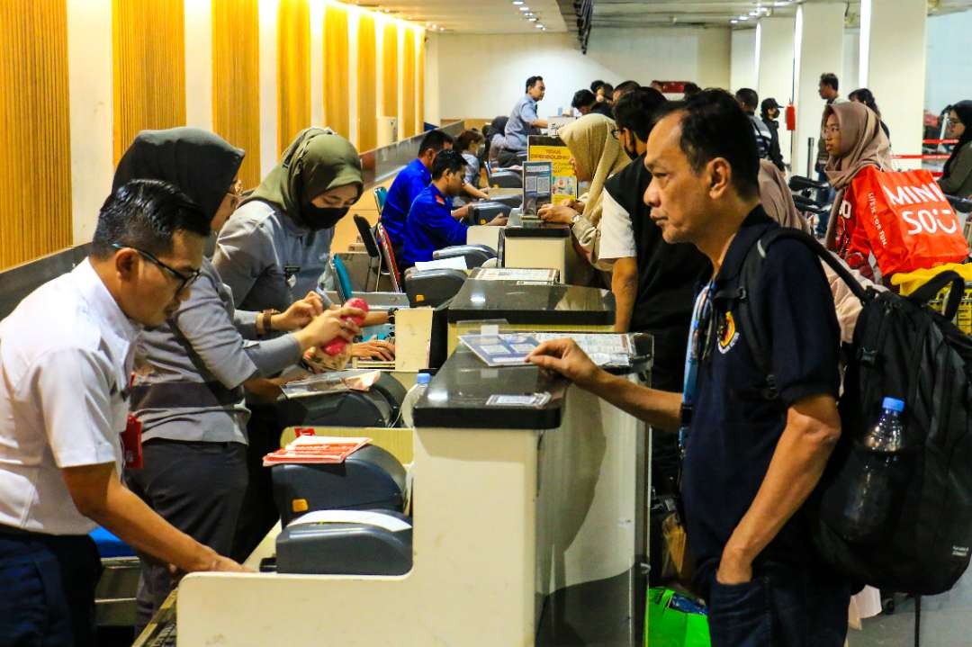 Penumpang di Bandara Internasional Juanda (Foto: Aini/Ngopibareng.id)