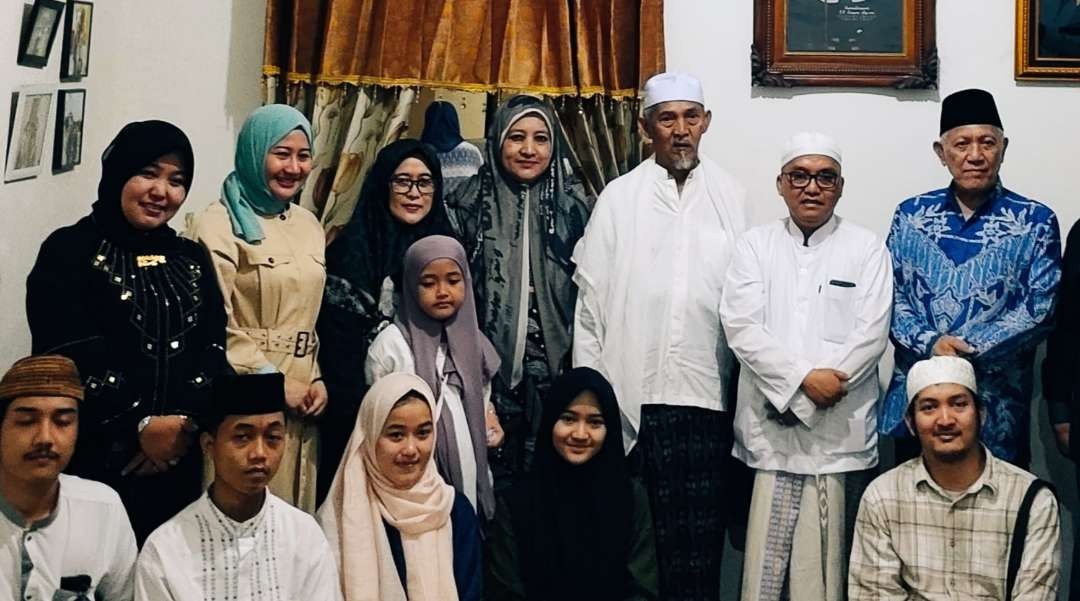 KH Abdullah Kafabih Machrus Lirboyo, KH Fawaid Kombangan, dan KH Abdul Hakim Mahfudz, Tebuireng bersama para santri. (Foto:dok/ngopibareng.id)