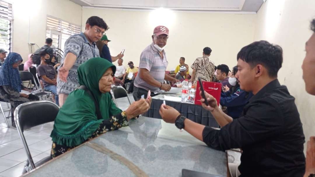 Pembagian BLT penganti permakanan di Kecamatan Pabean Cantikan Surabaya. (Foto: Pita Sari/Ngopibareng.id)