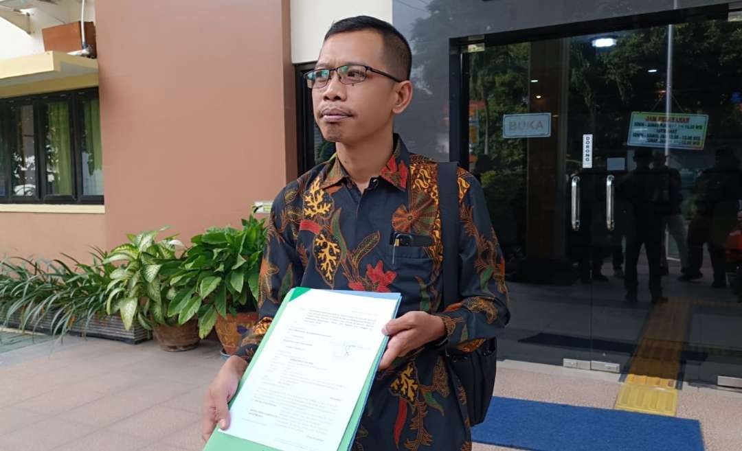 Ahmad Rifa'i menunjukkan berkas permohonan uji materiil sistem parkir berlangganan di Banyuwangi (foto:Istimewa)