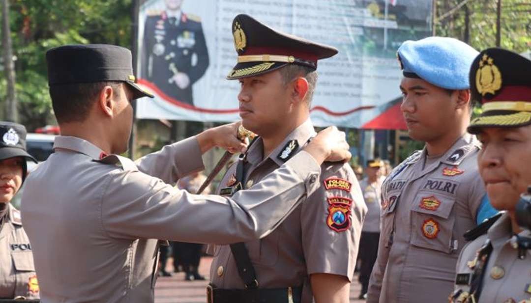 Kapolres Malang, AKBP Putu Kholis Aryana memimpin serah terima jabatan (sertijab) di halaman Polres Malang, Kamis, 4 Januari 2024. (Foto: Moh Badar Risqullah/Ngopibareng.id)