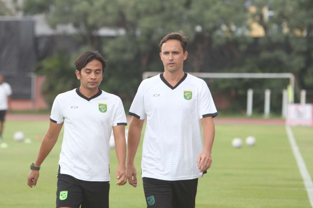 Pelatih Baru Persebaya, Paul Munster, menjalani debut melatih Persebaya di Lapangan Thor, Surabaya, Kamis 4 Januari 2023. (Foto: Fariz Yarbo/Ngopibareng.id)