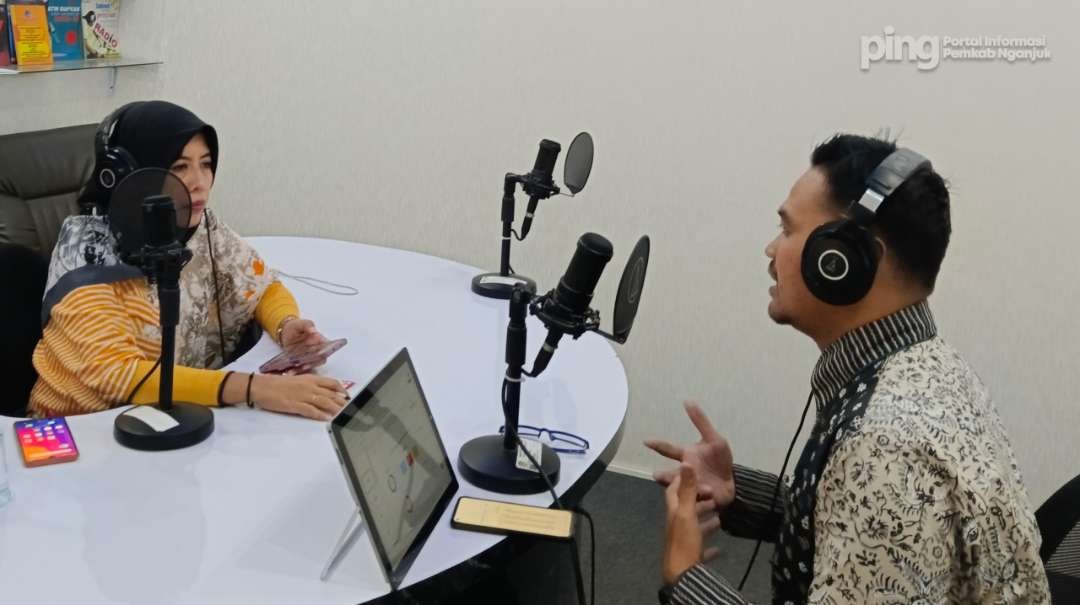 Seorang Kepala Sekolah di Kabupaten Nganjuk Wijaya Kurnia Santoso  yang menjadi Penyuluh Anti-Korupsi saat program talkshow RSAL FM Kamis 4 Januari  2024. (Foto: dok. nganjukkab)