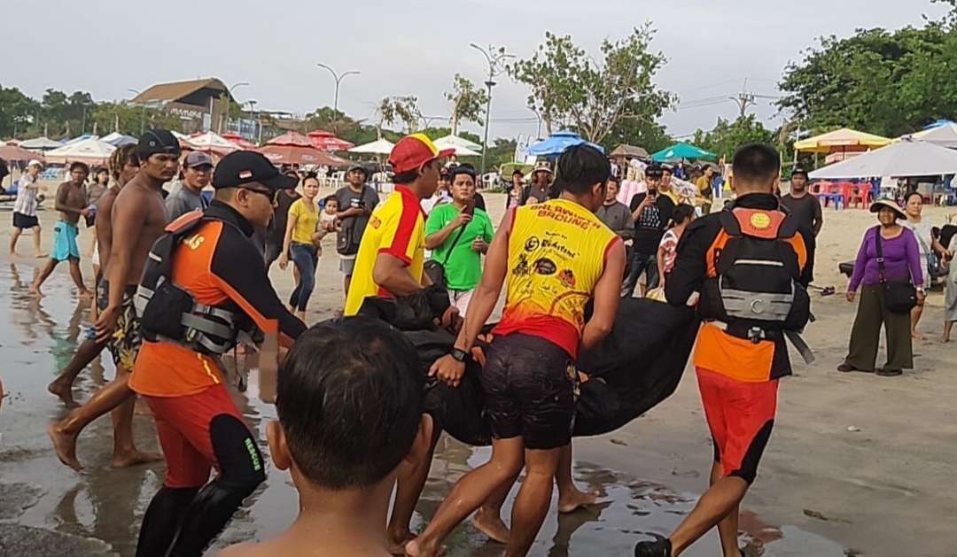 Jenazah wisatawan asal Uzbekistan dievakuasi tim SAR gabungan. (Foto: Basarnas Bali)