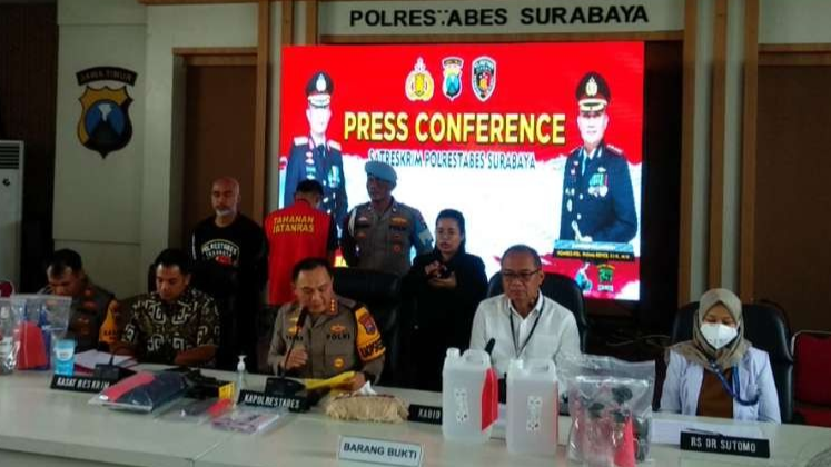 Polrestabes Surabaya Kombespol Pasma Royce saat konferensi pers penetapan tersangka AZS, bartender Cruz Lounge Bar Vasa Hotel, pada Jumat 5 Januari 2024. (Foto: Julianus Palermo/Ngopibareng.id)