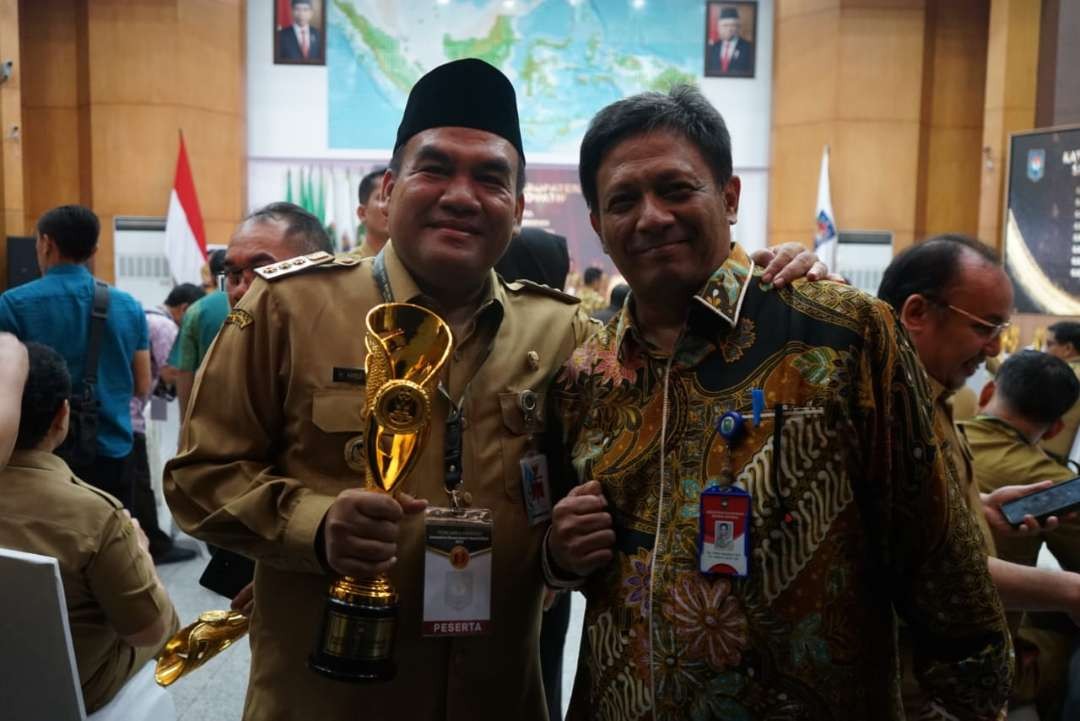 Bupati Blora Arief Rohman menerima penghargaan. (Foto: Humas Pemkab Blora)