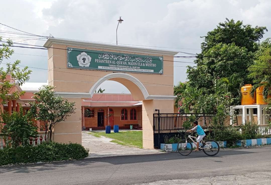 Taman Pendidikan Anak milik pelaku RA berdiri megah dintepi jalan desa (Foto :Imron Rosidi/ngooibareng.id)