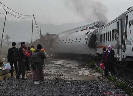 Kondisi penumpang dan gerbong kereta api yang mengalami kecelakaan. (Foto: X)