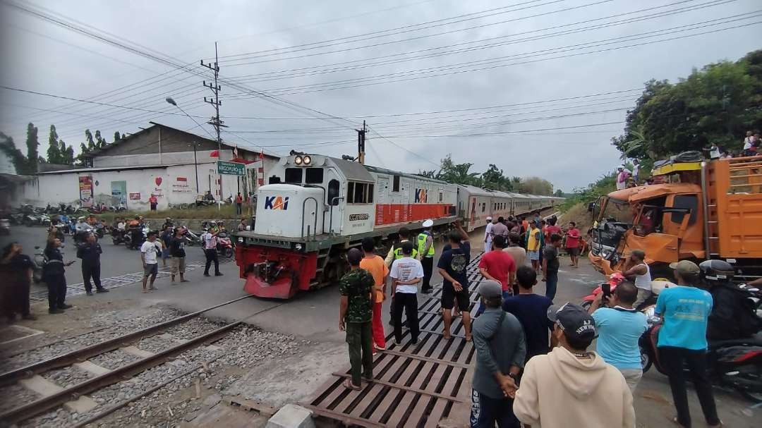 KA Tambahan melintas di perlintasan sebidang Jalan Argopuro sesaat setelah truk berhasil dievakuasi. (Foto: Muh Hujaini/Ngopibareng.id)